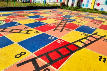 HUMAN SNAKE & LADDER 